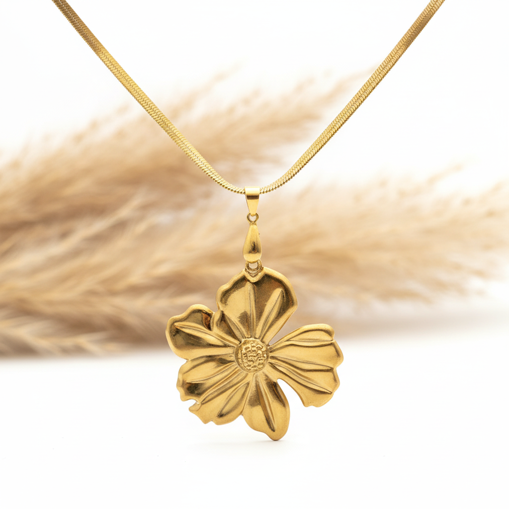 Collier doré à chaîne serpent et pendentif fleur volumineuse