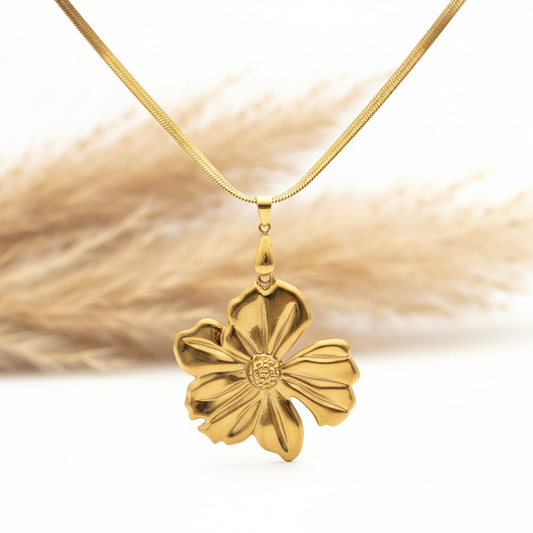 Collier doré à chaîne serpent et pendentif fleur volumineuse
