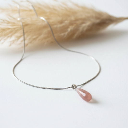 Collier fin chaîne serpent argentée avec pendentif quartz rose en forme de goutte