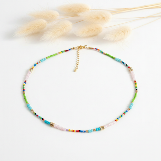Collier de perles de verre multicolores sur chaîne dorée, fermoir avec chaînette.
