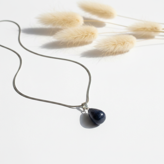 Collier avec pendentif goutte bleu nuit et chaîne serpent argentée