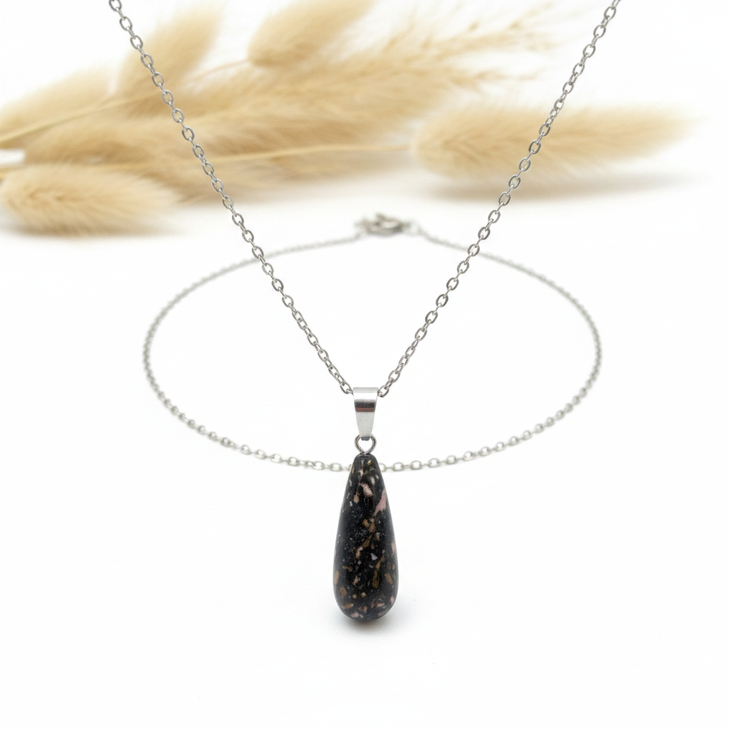 Collier rhodonite noire goutte naturelle rare reflets dorés veines roses sur chaîne maillon argentée inox, fond blanc pampa séché, bijou artisanal PAPD - Collier rhodonite noire goutte naturelle rare sur chaîne maillon argentée inox 44cm. Lithothérapie. Hypoallergénique. Livraison gratuite 🇫🇷 PAPD.