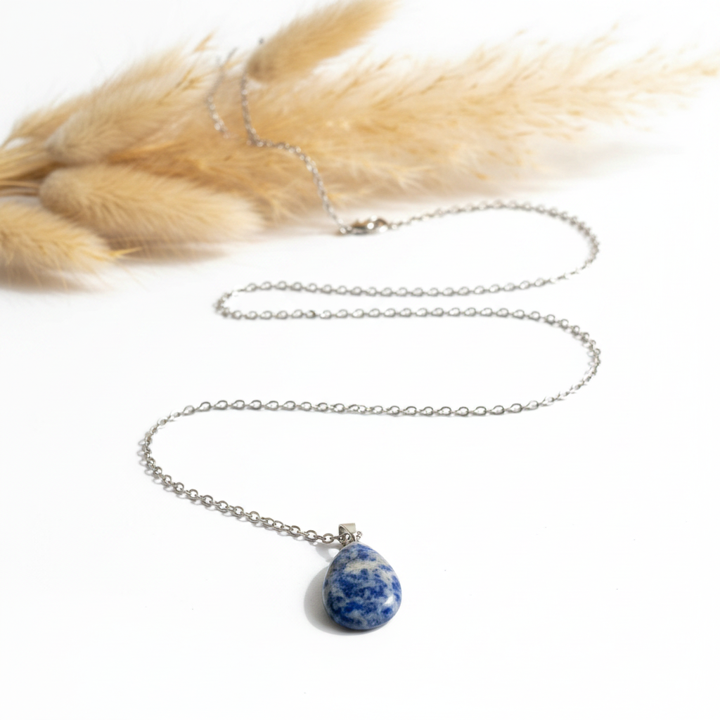 Collier sodalite goutte naturelle bleu profond veiné blanc sur chaîne maillon argentée inox 44cm, fond blanc pampa séché, bijou artisanal PAPD - Collier sodalite goutte naturelle sur chaîne maillon argentée 44cm inox. Lithothérapie, clarté mentale. Hypoallergénique. Livraison gratuite 🇫🇷 PAPD.