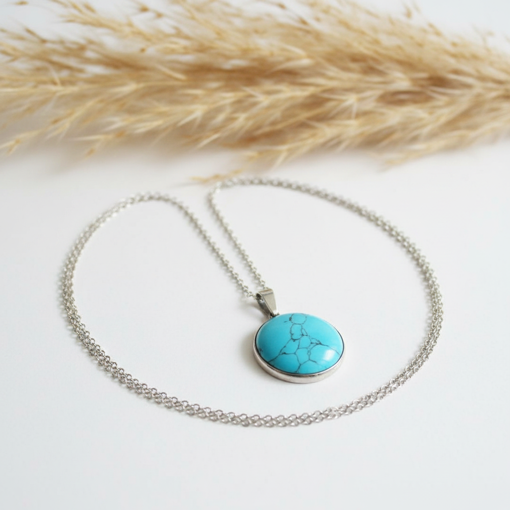 Collier en argent avec pendentif ovale turquoise veinée et chaîne à maillons fins.