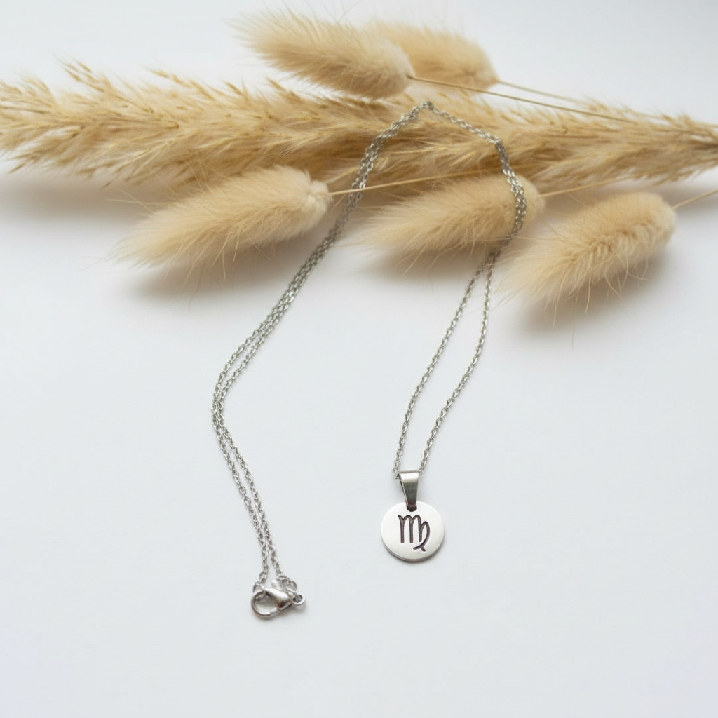 Collier signe astrologique médaille gravée acier inoxydable 316L, chaîne 44 cm, unisexe. 12 signes. Bijou artisanal fait main France. Livraison gratuite. PAPD
