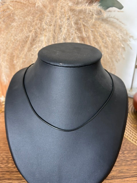 Cordon de collier en simili cuir noir, variante Noir, longueur 45 cm avec chaînette de rallonge de 5 cm et fermoir mousqueton.