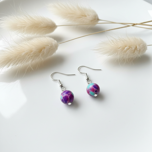 Boucles d’oreilles pendantes argentées avec perle ronde turquoise et pourpre, crochets