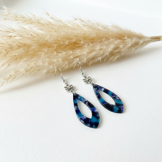 Boucles d’oreilles argentées : pendentifs goutte bleu marbré et motifs fleurs.