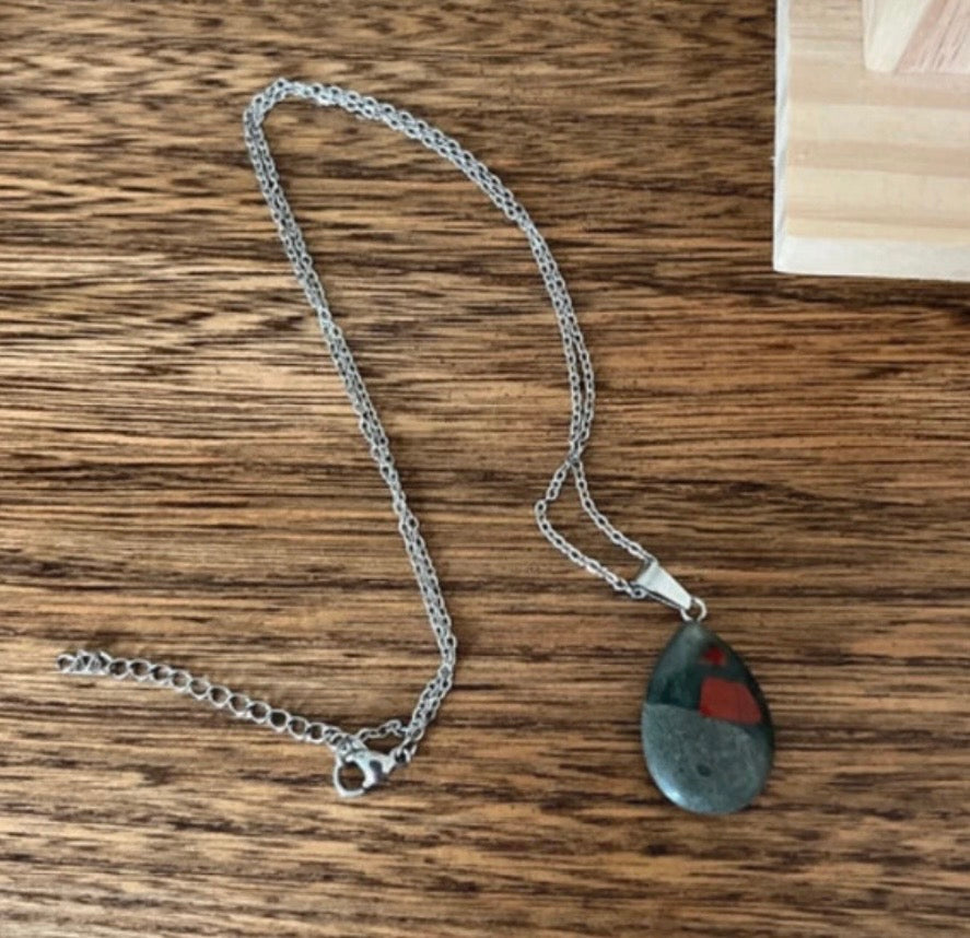 Collier Chaîne Argentée & Jaspe Sanguin Goutte – Pierre Naturelle & Acier Inoxydable | PAPD