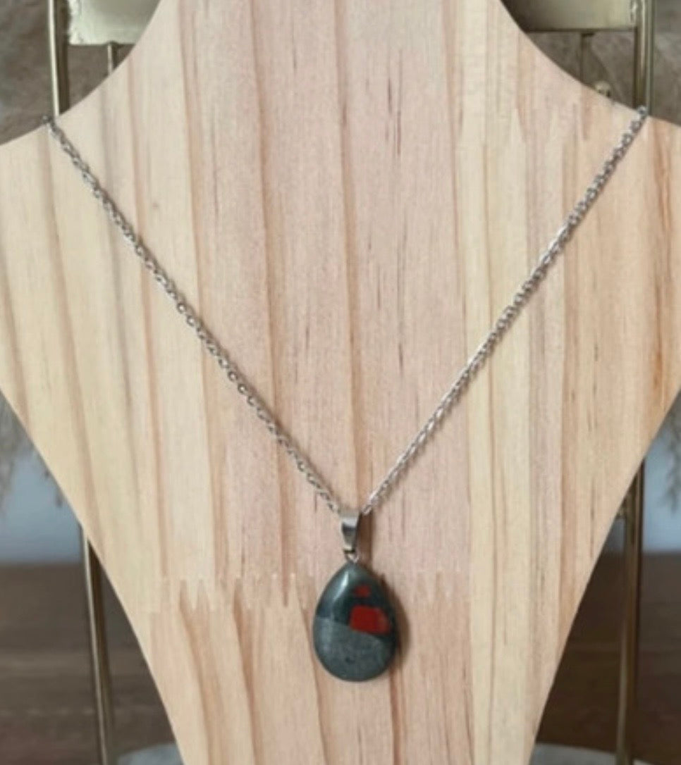 Collier Chaîne Argentée & Jaspe Sanguin Goutte – Pierre Naturelle & Acier Inoxydable | PAPD
