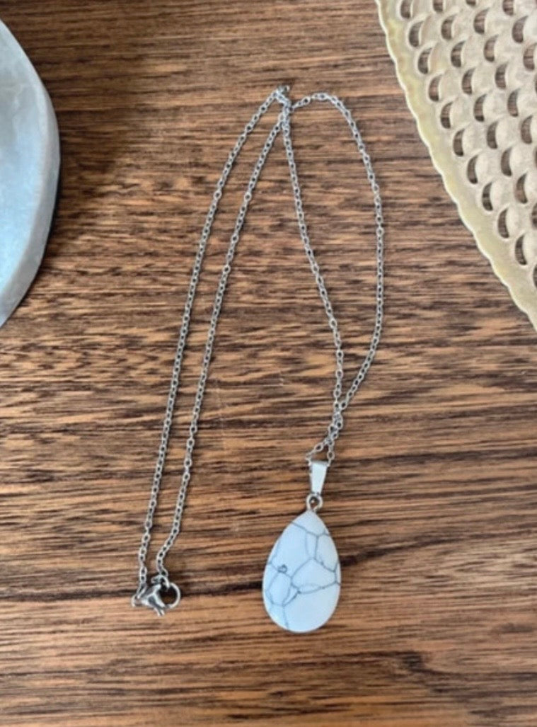 Collier argenté avec pendentif goutte howlite bleu veiné et chaîne à maillons
