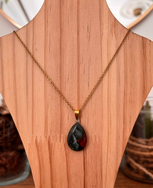 Collier Jaspe Sanguin Pierre Naturelle | Chaîne Maillons Dorés | Protection & Pureté | 45 cm