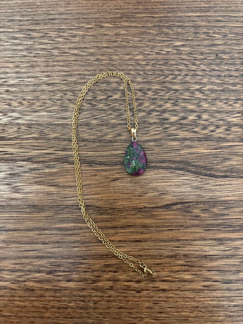 Collier Pierre Naturelle Zoïsite – Chaîne Dorée Inoxydable 44 cm