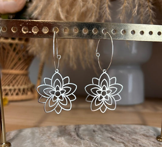 Boucles d'oreilles Créoles Fleur Hindou Filigrane – Plaqué Or Blanc | PAPD