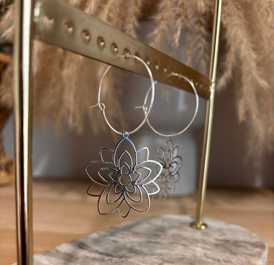 Boucles d'oreilles Créoles Fleur Hindou Filigrane – Plaqué Or Blanc | PAPD