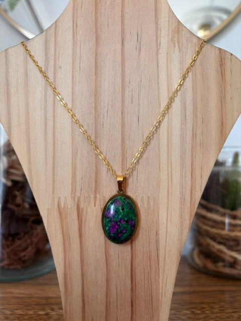 Collier chaîne dorée inoxydable | Pierre naturelle Rubis Zoïsite sur monture