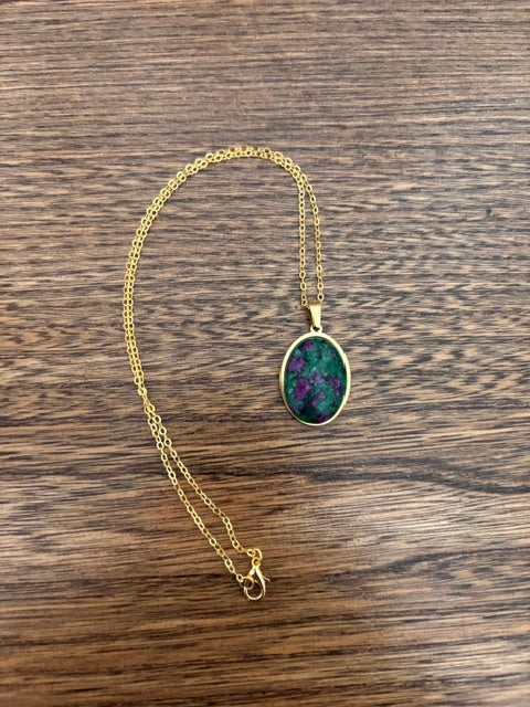 Collier chaîne dorée inoxydable | Pierre naturelle Rubis Zoïsite sur monture