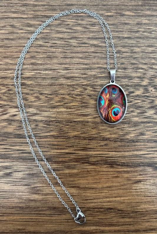 Collier Cabochon Paon – Motif Coloré Intense | Chaîne Argentée Inoxydable Ajustable