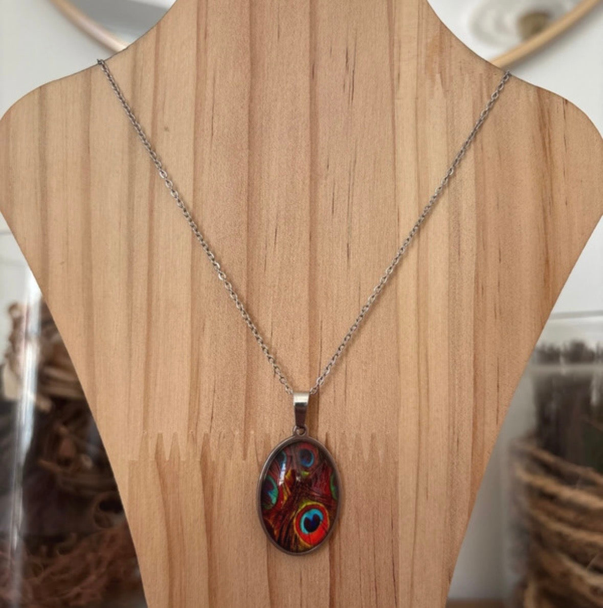 Collier Cabochon Paon – Motif Coloré Intense | Chaîne Argentée Inoxydable Ajustable