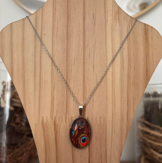 Collier Cabochon Paon – Motif Coloré Intense | Chaîne Argentée Inoxydable Ajustable