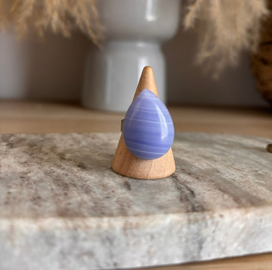 Bague Calcédoine – Pierre Naturelle Apaisante | Cabochon Larme Monture Argentée Ajustable