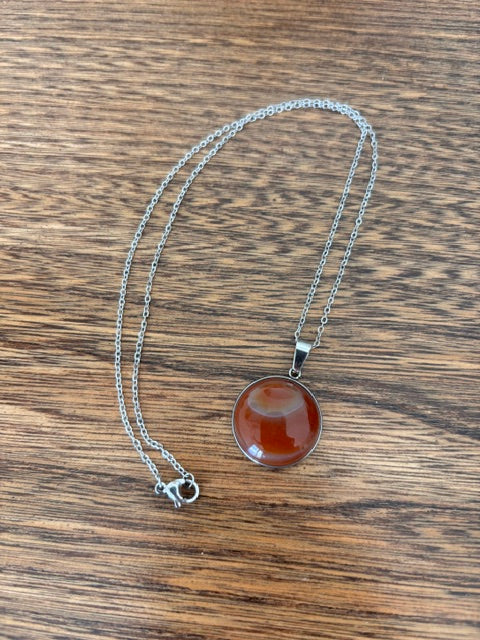 Collier Agate Rouge Cabochon 20 mm | Chaîne Argentée Inoxydable 44 cm