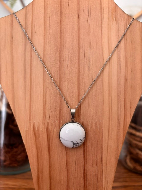 Collier Howlite Turquoise Blanche Cabochon Rond | Chaîne Argentée Inoxydable 44 cm