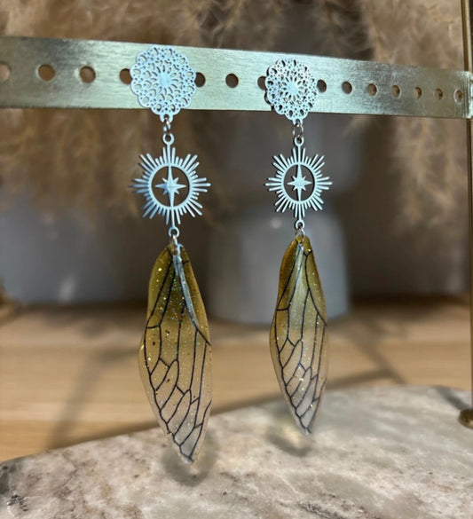 Boucles d’Oreilles Pendantes Dorées | Florale, Soleil Filigrane & Aile de Fée Pailletée | 9 cm
