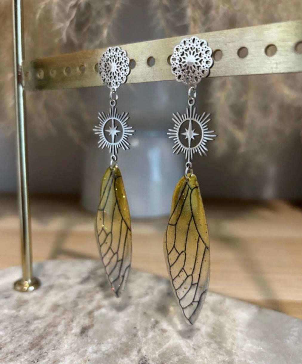 Boucles d’Oreilles Pendantes Dorées | Florale, Soleil Filigrane & Aile de Fée Pailletée | 9 cm