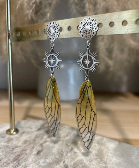 Boucles d’Oreilles Pendantes Dorées | Florale, Soleil Filigrane & Aile de Fée Pailletée | 9 cm