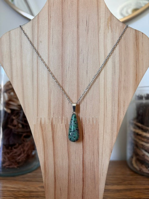 Collier Rubis Zoïsite Larme | Chaîne Maillon Argentée Inoxydable 44 cm