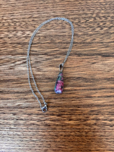 Collier Rubis Zoïsite Larme | Chaîne Maillon Argentée Inoxydable 44 cm