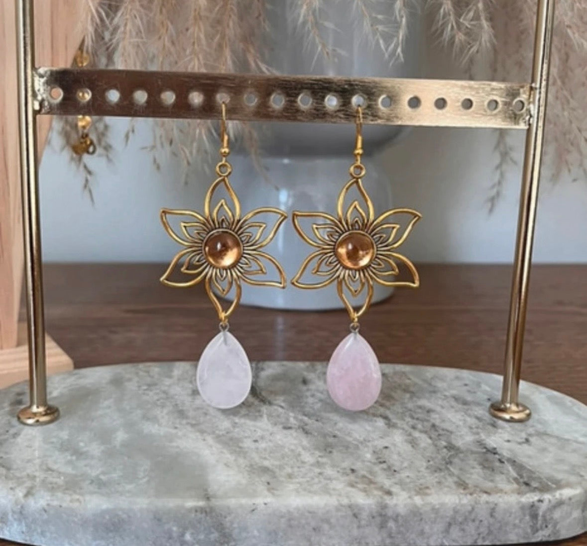 Boucles d'Oreilles Soleil Doré & Quartz Rose Naturel | Crochet 9 cm | Bohème Romantique – PAPD