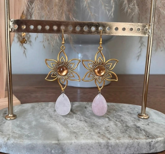 Boucles d'Oreilles Soleil Doré & Quartz Rose Naturel | Crochet 9 cm | Bohème Romantique – PAPD