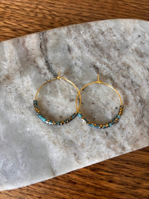 Créoles Perles Bleues aux Reflets Dorés | 3 cm | Acier Inoxydable | Argent & Or – PAPD
