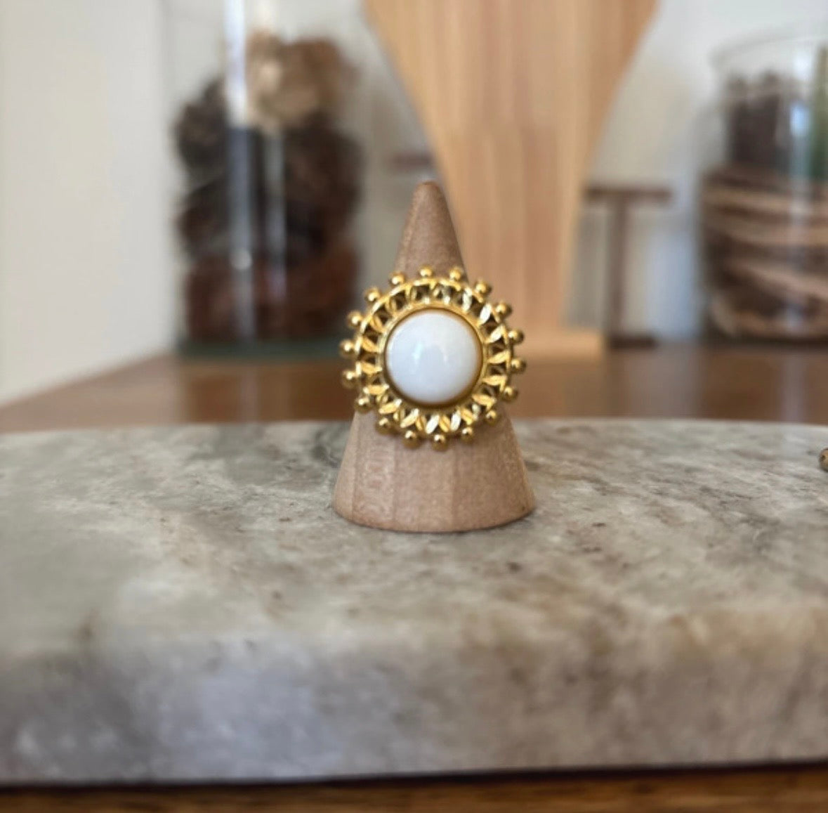 Bague Soleil Doré Ajustable | Cabochon Jade Blanc Pierre Naturelle – Acier Inoxydable