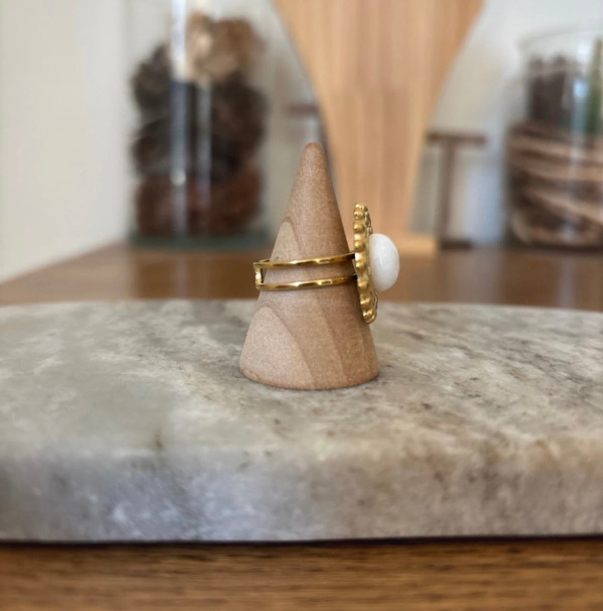 Bague Soleil Doré Ajustable | Cabochon Jade Blanc Pierre Naturelle – Acier Inoxydable