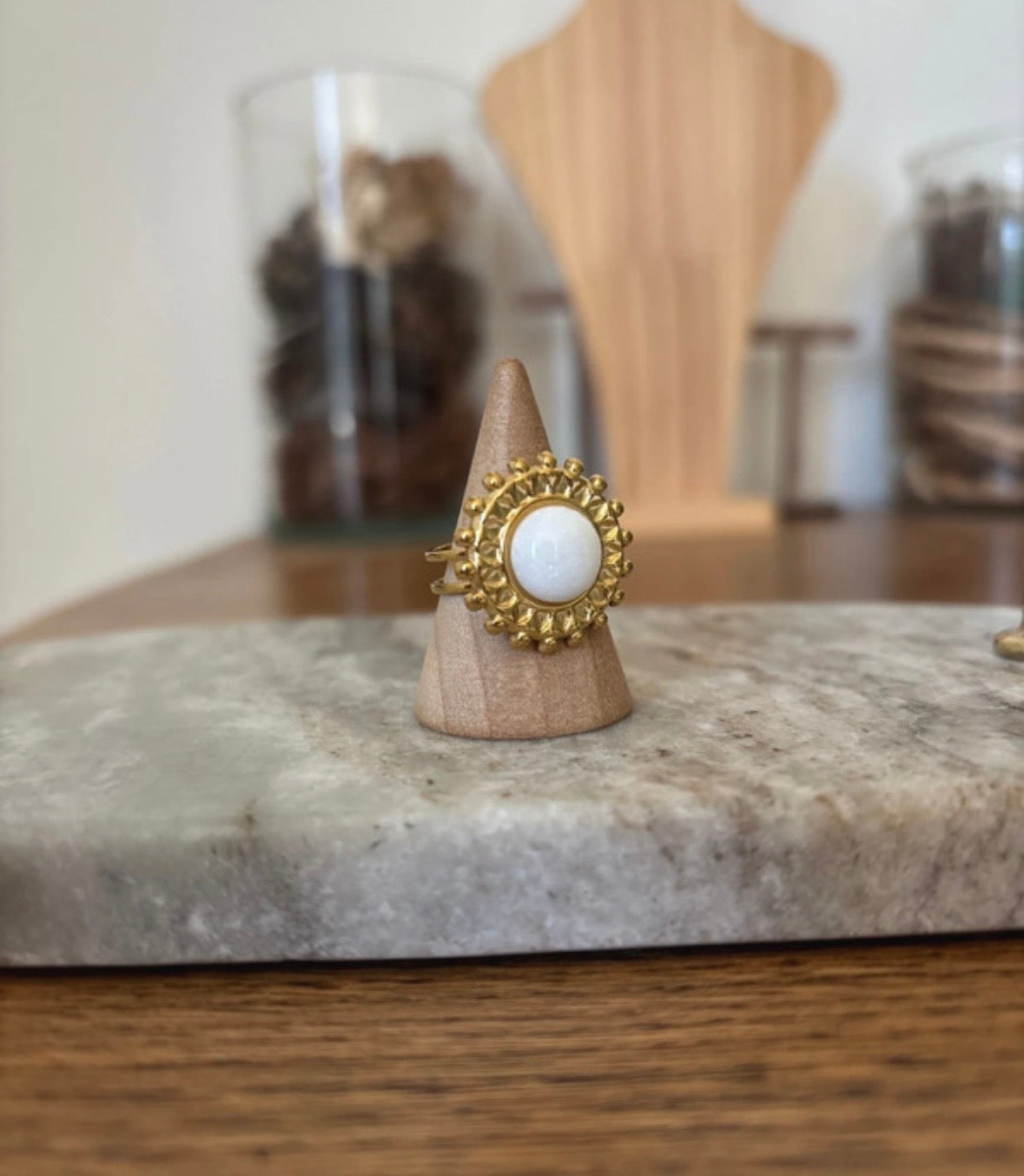 Bague Soleil Doré Ajustable | Cabochon Jade Blanc Pierre Naturelle – Acier Inoxydable