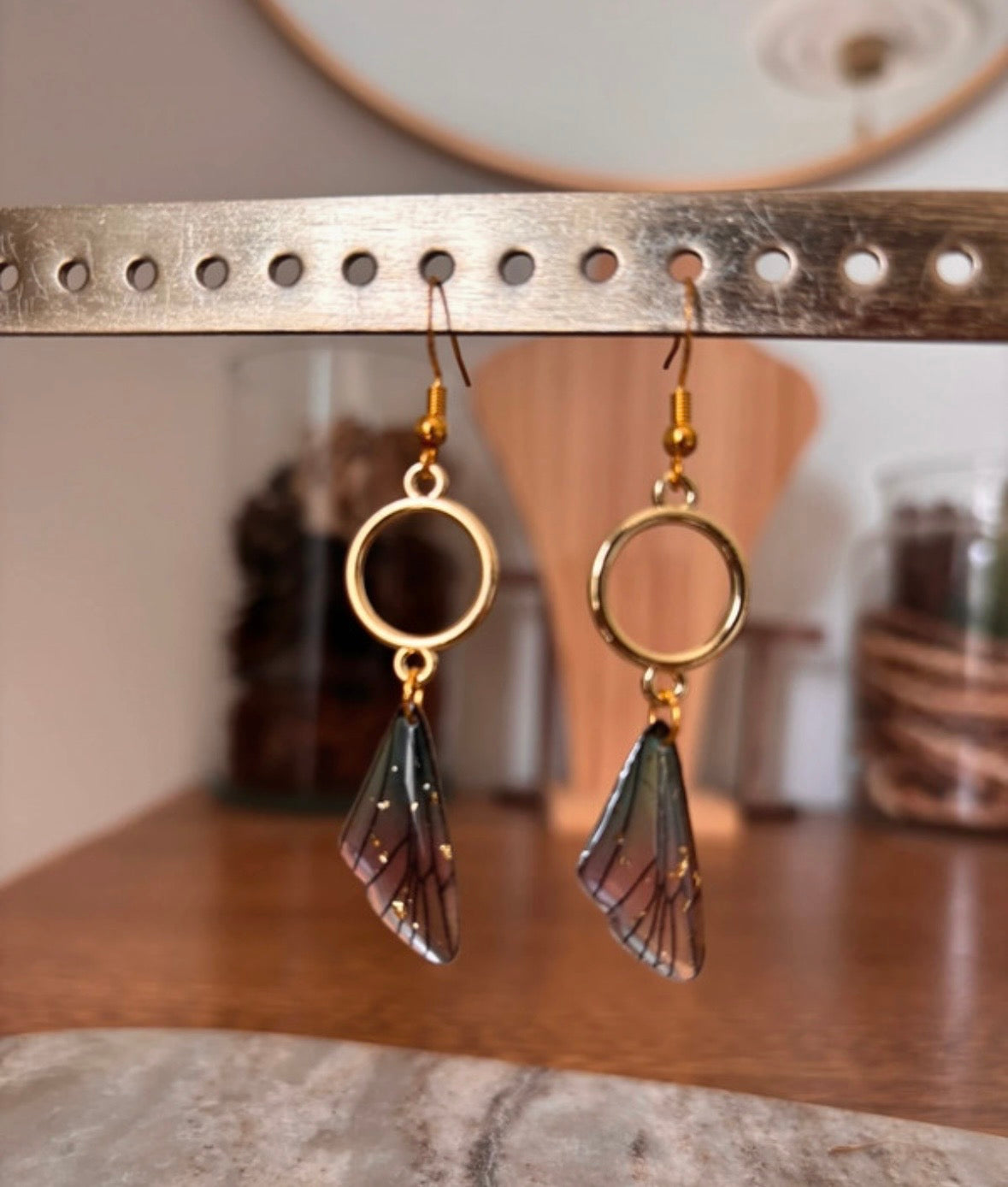 Boucles d'oreilles Fairycore Bohème | Anneaux Dorés & Ailes de Fée Bleues Pailletées – Acier Inoxydable