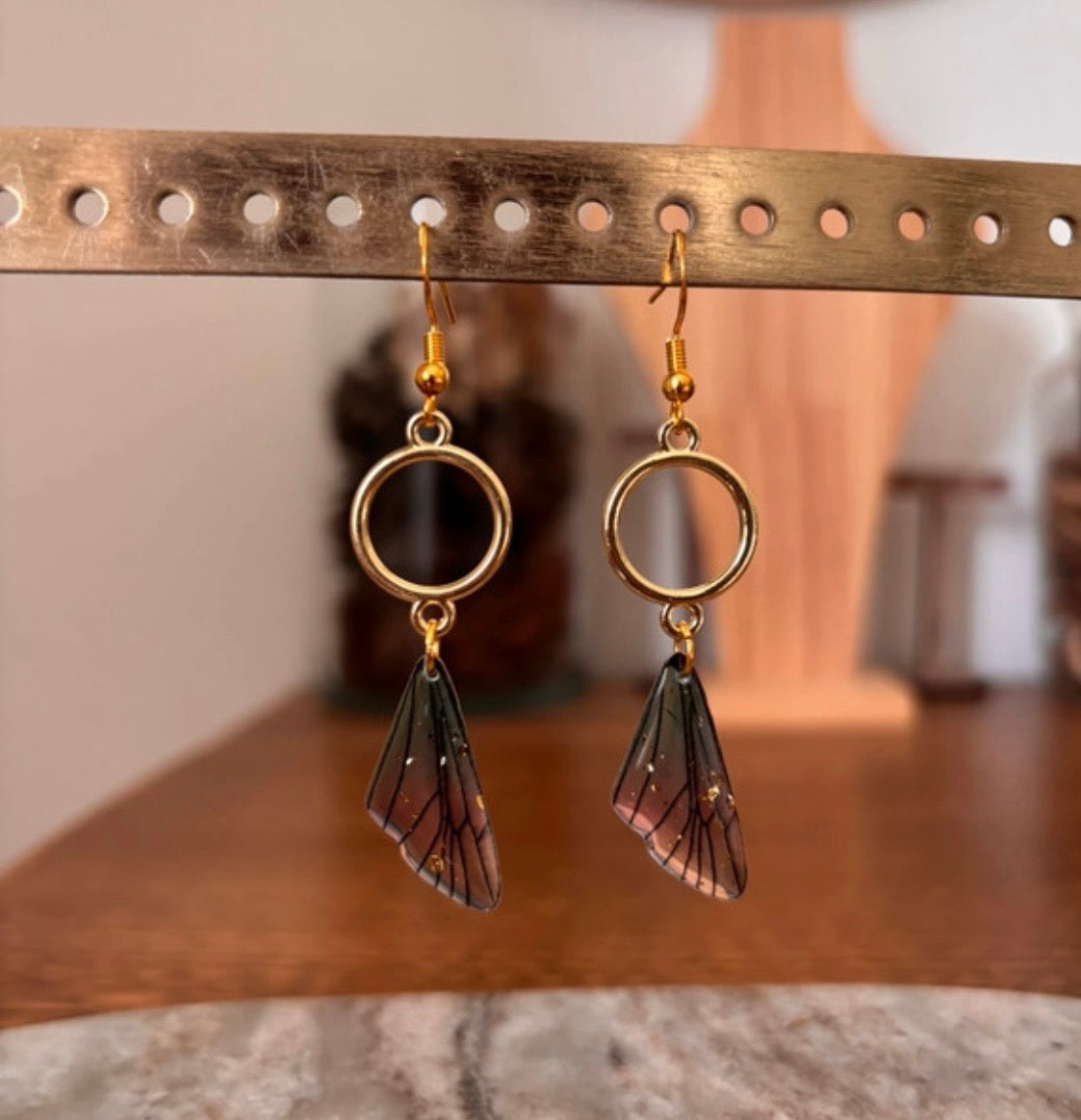 Boucles d'oreilles Fairycore Bohème | Anneaux Dorés & Ailes de Fée Bleues Pailletées – Acier Inoxydable