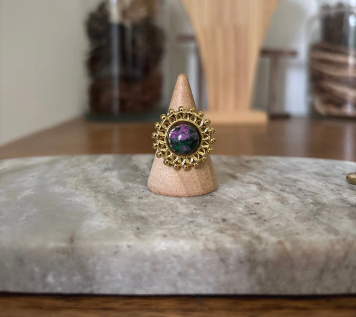 Bague Dorée Ajustable | Cabochon Rubis Zoïsite Pierre Naturelle 10 mm – Acier Inoxydable