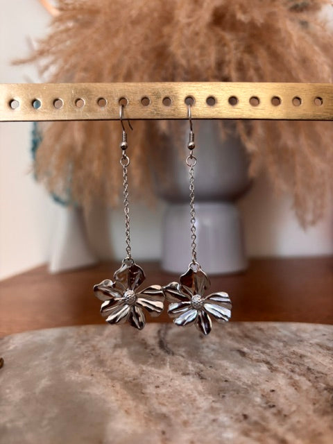 Boucles d'Oreilles Pendantes Chaîne Argentée & Pendentifs Fleurs | 8,5cm | Acier Inoxydable | PAPD