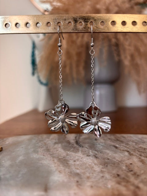 Boucles d'Oreilles Pendantes Chaîne Argentée & Pendentifs Fleurs | 8,5cm | Acier Inoxydable | PAPD