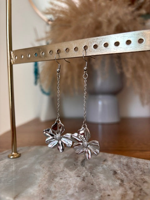 Boucles d'Oreilles Pendantes Chaîne Argentée & Pendentifs Fleurs | 8,5cm | Acier Inoxydable | PAPD