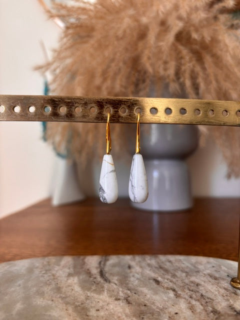 Boucles d'Oreilles Dormeuses Allongées Pierre Howlite (Turquoise Blanche) – Or ou Argent | Lithothérapie