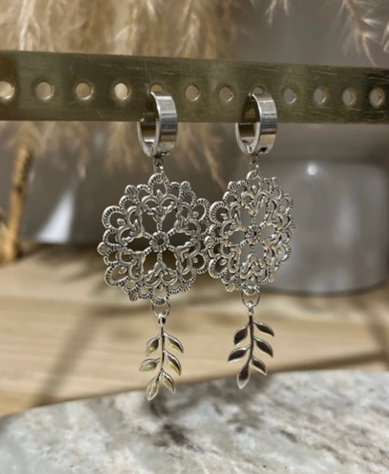Boucles d'Oreilles Créoles Fleur Bohème & Feuille de Saule | Argenté Acier Inoxydable
