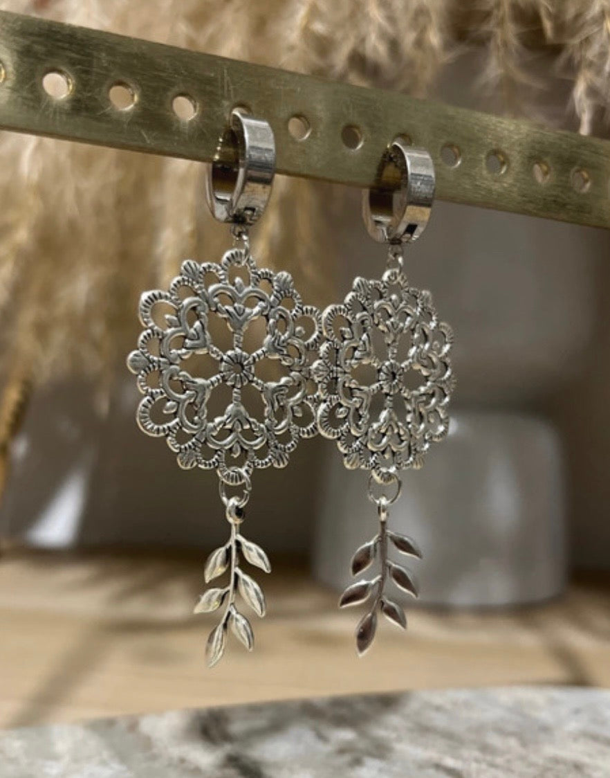 Boucles d'Oreilles Créoles Fleur Bohème & Feuille de Saule | Argenté Acier Inoxydable