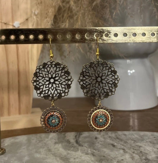 Boucles d'Oreilles Pendantes Fleur Bohème & Breloque Dorée | Look Vintage Artisanal