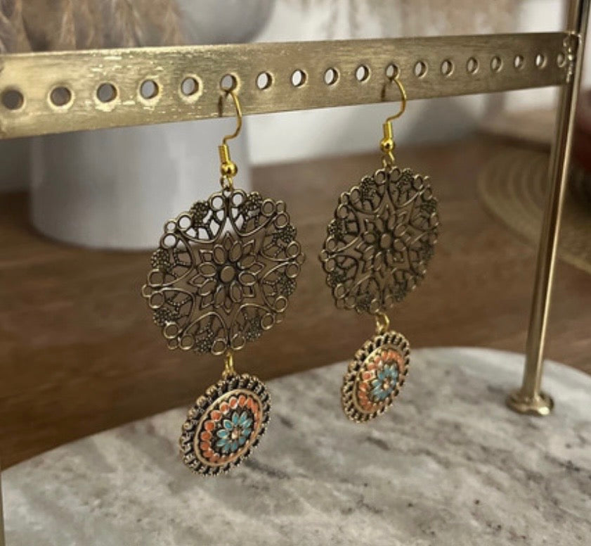 Boucles d'Oreilles Pendantes Fleur Bohème & Breloque Dorée | Look Vintage Artisanal