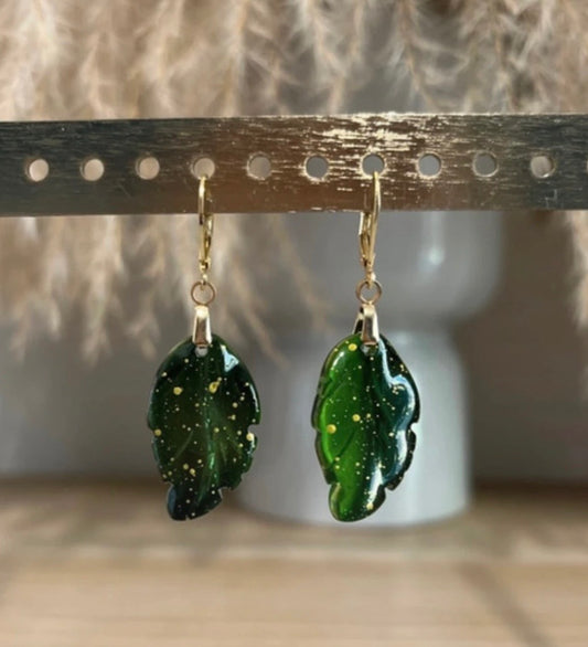 Boucles d'Oreilles Dormeuses Dorées Feuille Résine Verte Pailletée | Style Bohème Nature